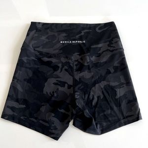 Muscle republic black army gym shorts size S